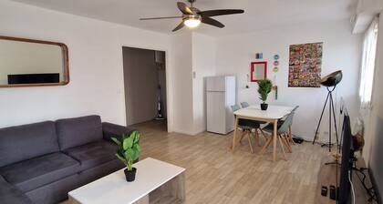 Cozy City Retreat With Balcony, Le Mans