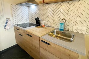 Micro-ondes, plaque de cuisson, cafetière/bouilloire, tables à manger