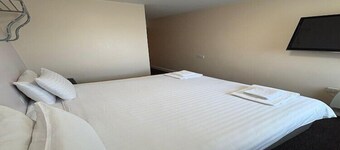 GO2 Gloucester Hotel by OYO | Standard Twin