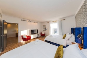 3 habitaciones, escritorio, tabla de planchar con plancha y wifi gratis