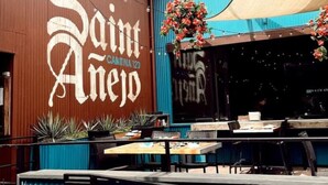 Saint Anselmo Cantina 120 mit Außenbestuhlung und rustikalem Äußeren.