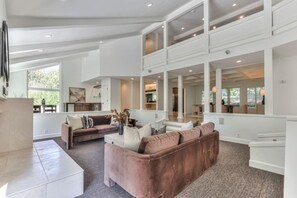 Fernseher, Kamin, Arbeitsbereiche