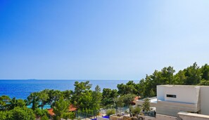 Classic-Doppelzimmer, eingeschränkter Meerblick | Zimmersafe, Schreibtisch, laptopgeeigneter Arbeitsplatz