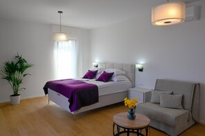 Deluxe-Doppelzimmer, Balkon, Meerblick | Zimmersafe, Schreibtisch, laptopgeeigneter Arbeitsplatz