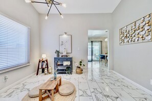Smart TV, fireplace, table football, books - Quiet & Cozy 2BR in Heart of Vegas - 15 Mins to Strip & Downtown (Las Vegas)
