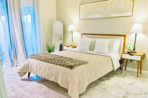2 bedrooms, in-room safe, desk, iron/ironing board - Quiet & Cozy 2BR in Heart of Vegas - 15 Mins to Strip & Downtown (Las Vegas)