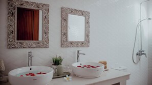 Luksusvilla, 1 soverom, privat basseng, bassengutsikt | Dusj på badet