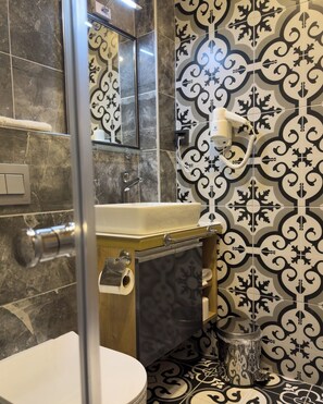 Chambre Double Standard, vue ville | Salle de bain | Douche, sĂšche-cheveux, serviettes fournies, savon
