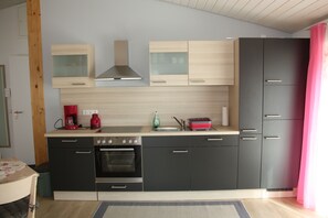 Microondas, horno, placa de cocina