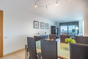 Dining - House in Empuriabrava Near Aiguamolls Reserve (Castello d'Empuries)