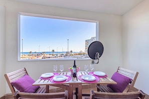 Outdoor dining - House in Empuriabrava Near Aiguamolls Reserve (Castello d'Empuries)