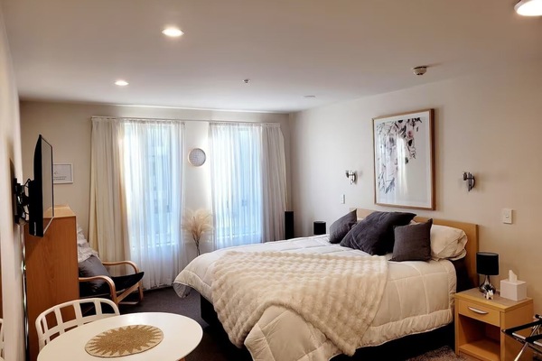 1 slaapkamer, een strijkplank/strijkijzer, wifi, beddengoed