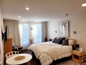 1 dormitorio, tabla de planchar con plancha, wifi y ropa de cama