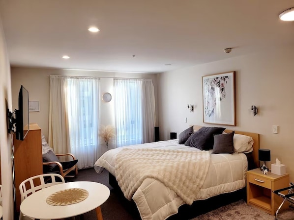Tabla de planchar con plancha, wifi y ropa de cama