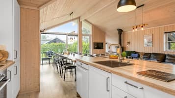 Kjøleskap, mikrobølgeovn, ovn og oppvaskmaskin