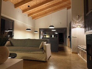 Smart-tv, een open haard en een stereo