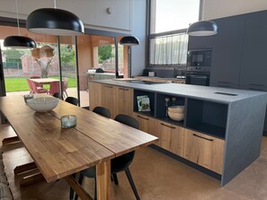 Køleskab, mikrobølgeovn, ovn, kogeplade