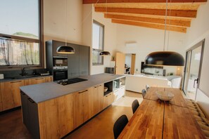 Fridge, microwave, oven, stovetop - Empordà Soul, modern country house with pool (Sant Miquel de Fluvià)