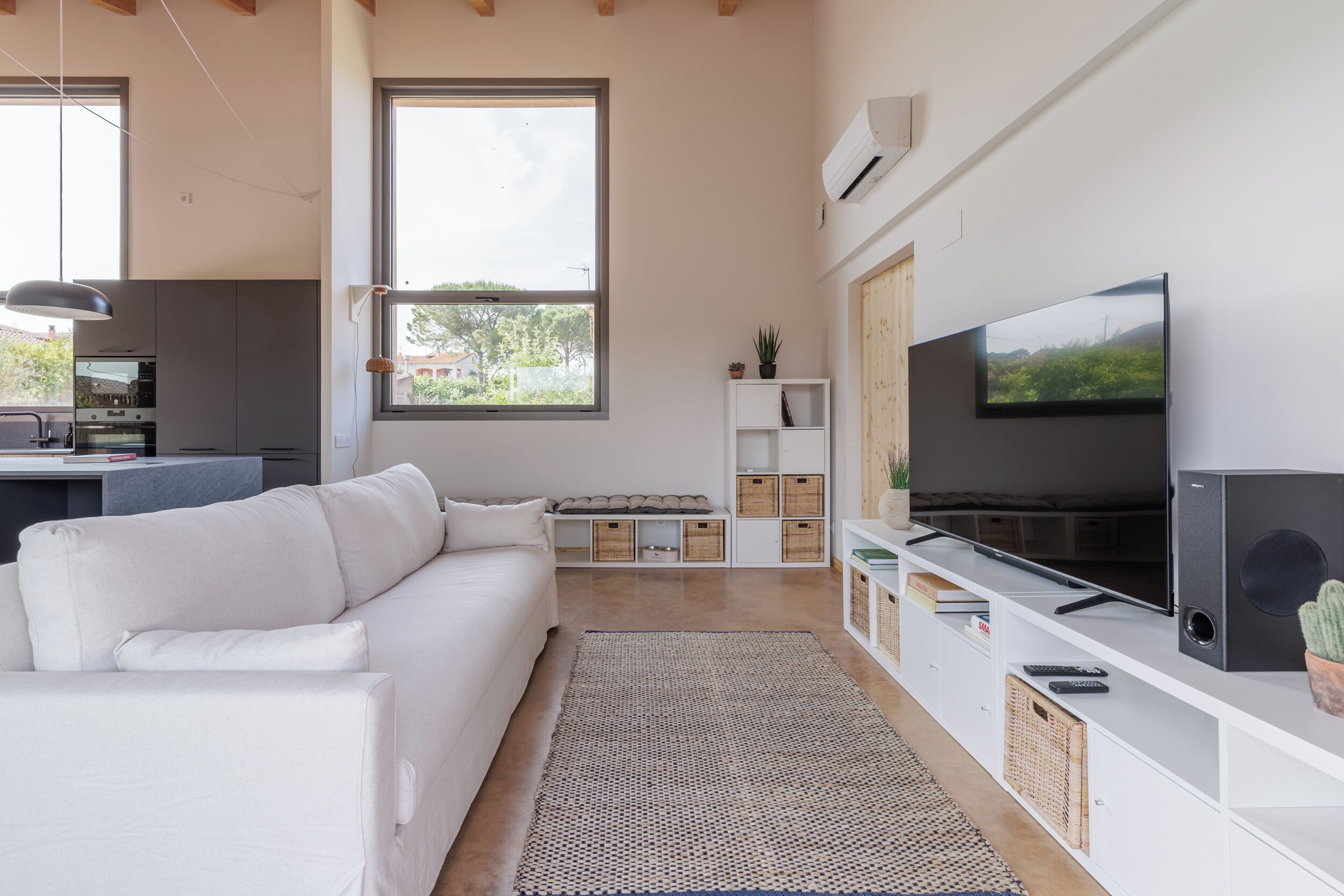 Een smart-tv, een open haard en een stereo