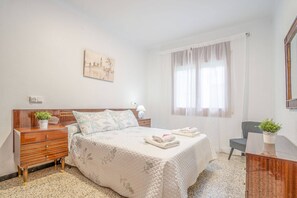 Apartment | 4 bedrooms, iron/ironing board - Apartment in Roses Near Sandy Beach (Roses)