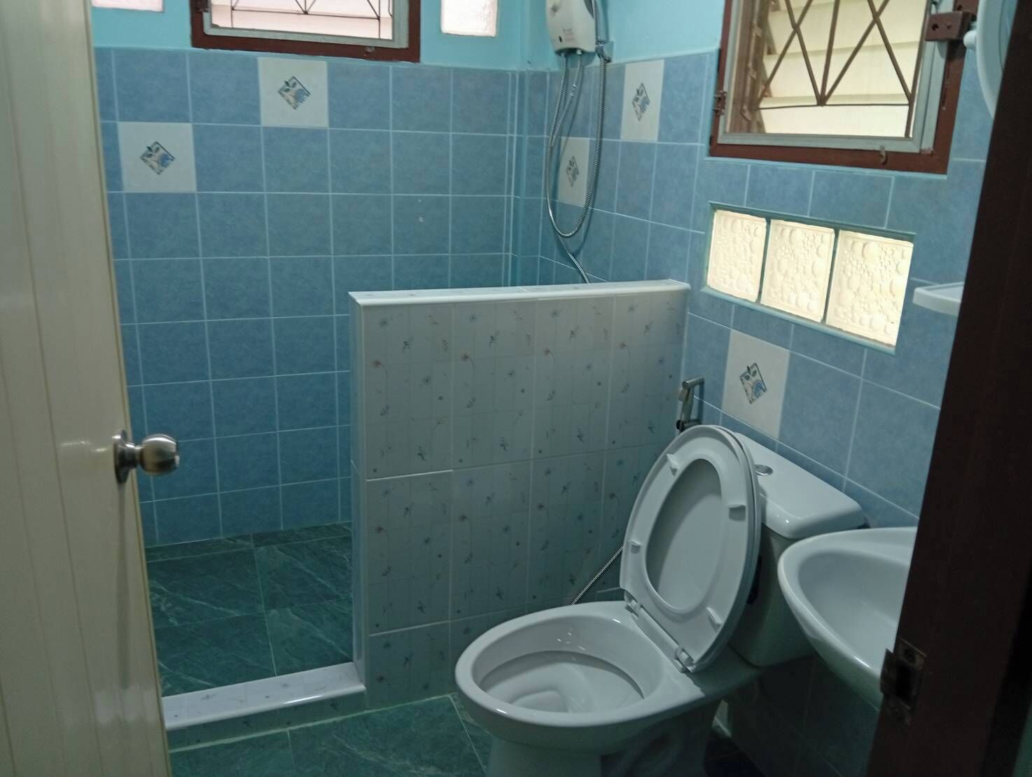Habitación doble | Baño | Ducha, toallas, jabón y papel higiénico