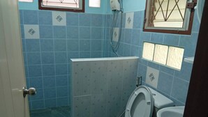 Shower, towels, soap, toilet paper - MG Guest House (Thani)