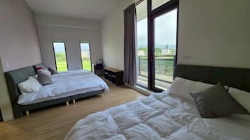 Superior kamer, Meerdere bedden, uitzicht op de binnenplaats | Een bureau, een laptopwerkplek, verduisterende gordijnen, gratis wifi