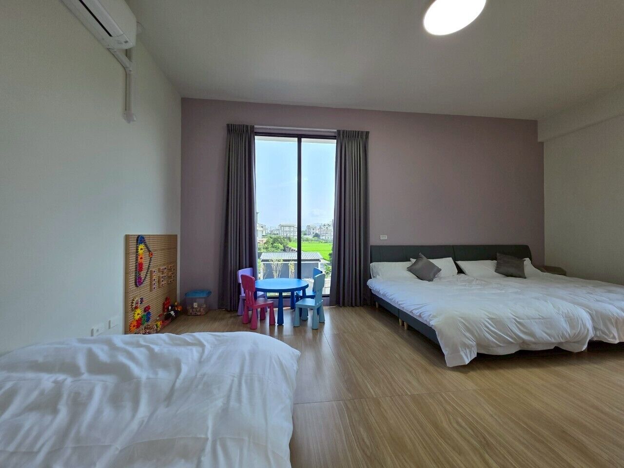 高级房, 多张床, 庭院景观 | 办公桌、笔记本电脑工作区、遮光窗帘、免费 WiFi