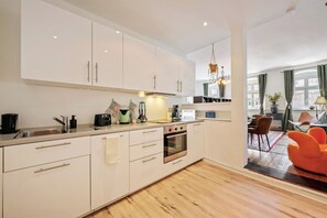 Kjøleskap, ovn, kokeplater og oppvaskmaskin