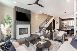 Una televisión, una chimenea, una oficina