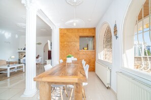 Villa | Dining