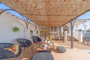 Villa | Outdoor dining - Villa in Empuriabrava With Private Mooring (Castello d'Empuries)