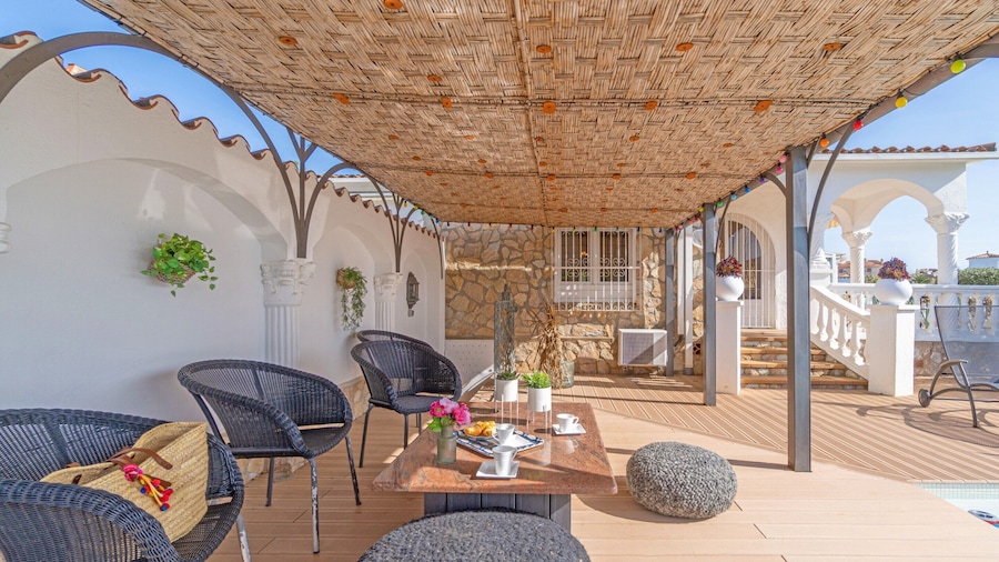 Villa in Empuriabrava With Private Mooring
