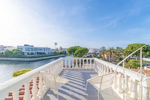 Villa | Property grounds - Villa in Empuriabrava With Private Mooring (Castello d'Empuries)