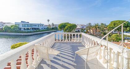 Villa in Empuriabrava With Private Mooring
