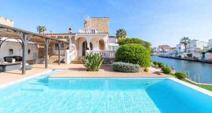Villa in Empuriabrava With Private Mooring