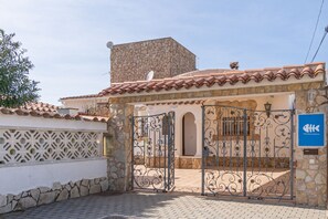 Villa | Exterior - Villa in Empuriabrava With Private Mooring (Castello d'Empuries)