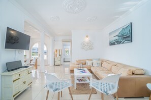 Villa | Living room - Villa in Empuriabrava With Private Mooring (Castello d'Empuries)