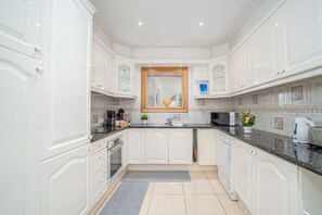 Villa | Private kitchen - Villa in Empuriabrava With Private Mooring (Castello d'Empuries)