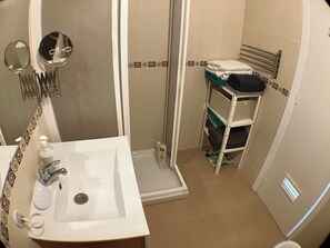 Shower, hair dryer, bidet, towels