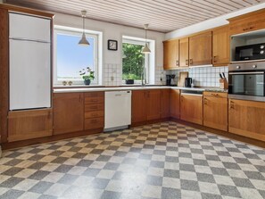 Kjøleskap, mikrobølgeovn, oppvaskmaskin og kjøkkenutstyr