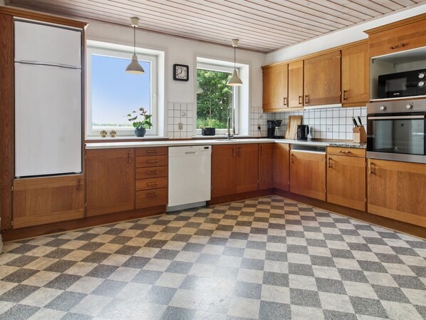 Fridge, microwave, dishwasher, cookware/dishes/utensils