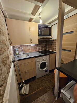 Fridge, oven, stovetop, coffee/tea maker