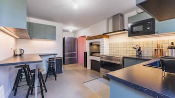 Frigorífico, microondas, horno y placa de cocina