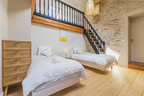 Travel cot, WiFi, bed sheets