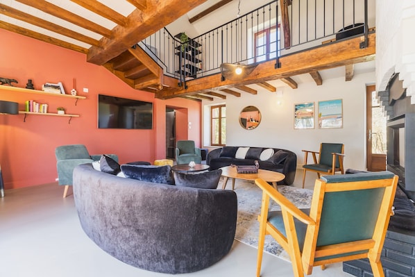 Smart TV, fireplace