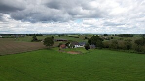 A rural landscape with fields, a farmhouse, and scattered trees. - Cottage in Saint-vincent Near Le Mans (Saint-Vincent-du-Lorouër)