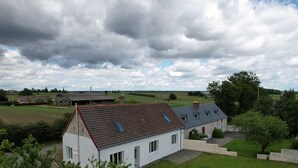 A white house with a red roof, two skylights, and a small garden. - Cottage in Saint-vincent Near Le Mans (Saint-Vincent-du-Lorouër)