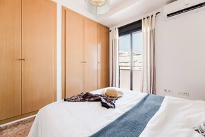 2 makuuhuonetta, työpöytä, silitysrauta/-lauta, ilmainen Wi-Fi