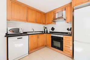 Jääkaappi, mikroaaltouuni, uuni, liesi